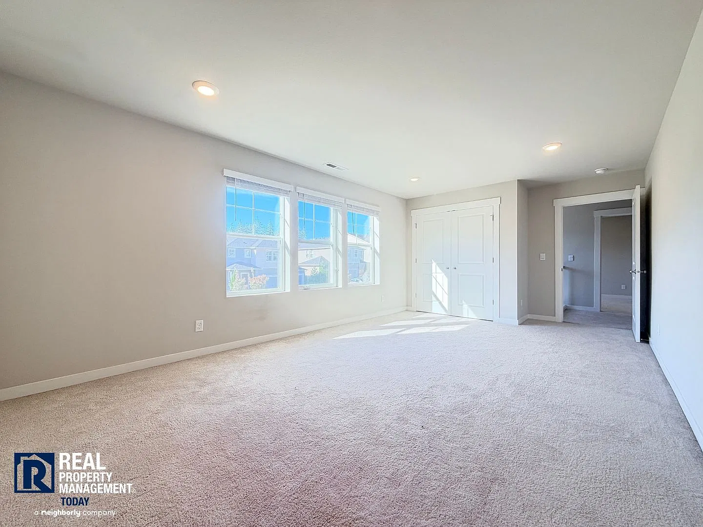Spacious 6-Bedroom Bonney Lake Home with A/C, Private Deck & 2-Car Garage — Photo 2