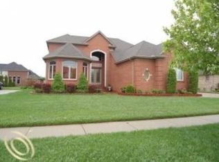 49784 Golden Lake Dr, Utica, MI 48315