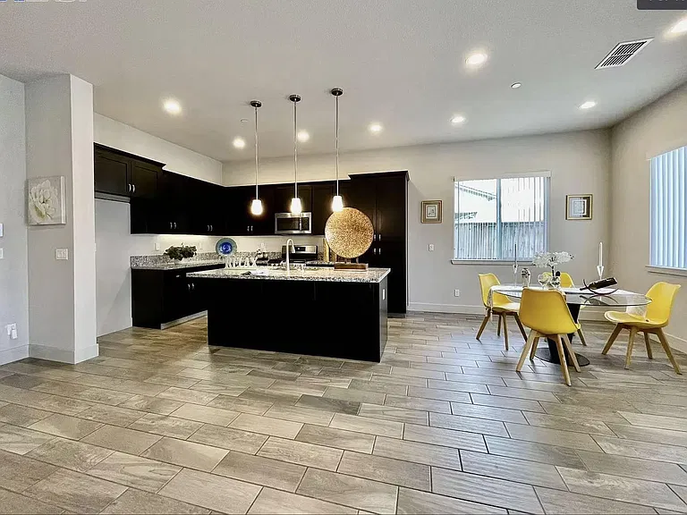 1930 Galleria Dr — Photo 13