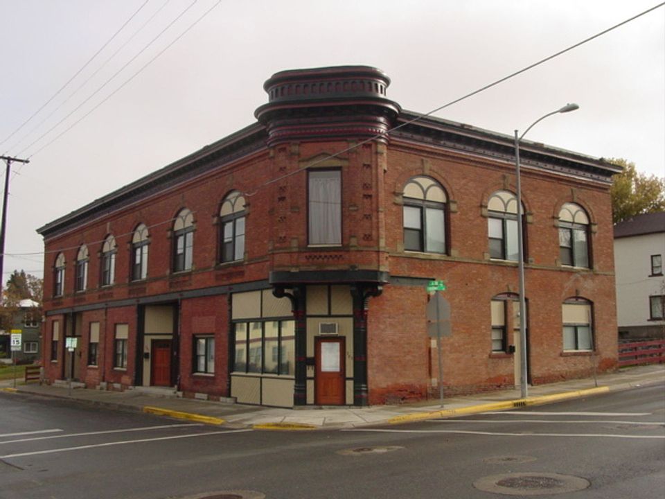 1st image of 303 1/2 N Warren St #02bc5c03c