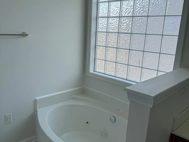 504 Thames Cir — Photo 27
