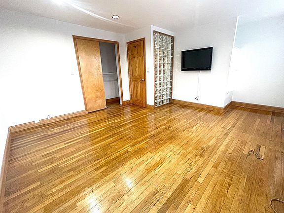 4th image of 20-36 33rd St #2