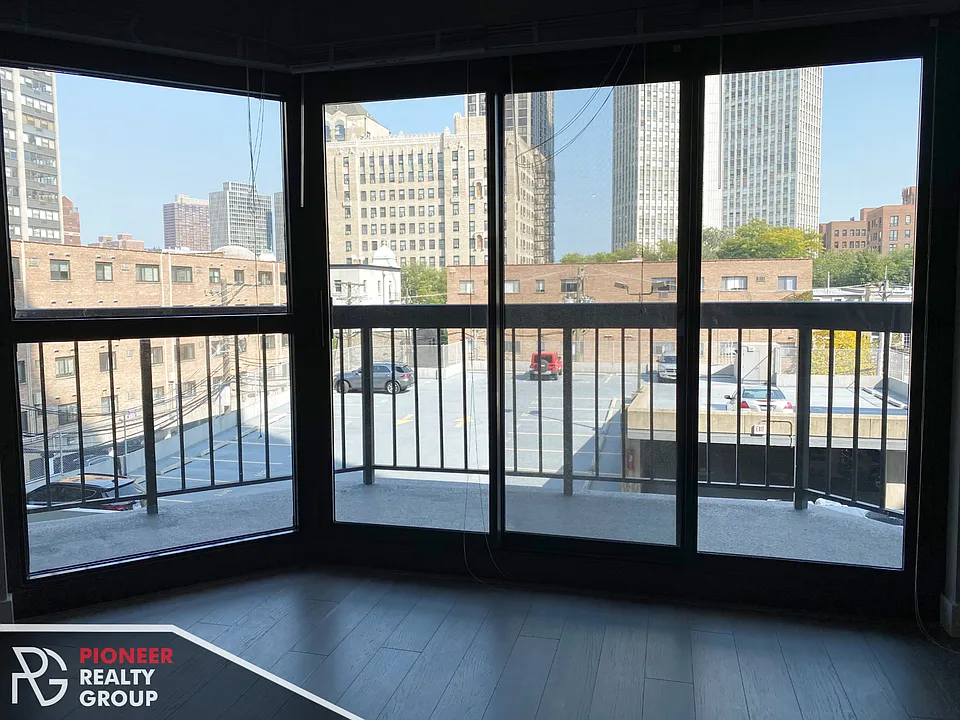 2557 N Clark St #2555-304