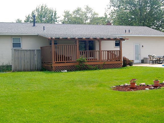 Covered deck & big yard