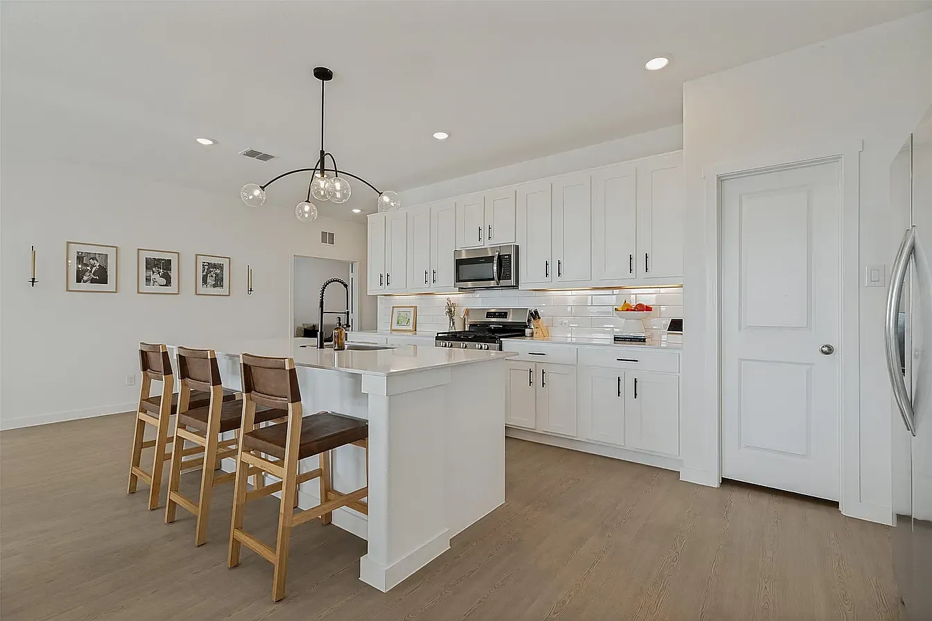 3 bed, 1973 sqft, $2,500 — Photo 1