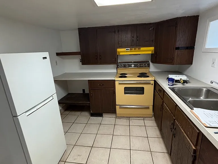 174 Carey Ave #BASEMENT — Photo 6