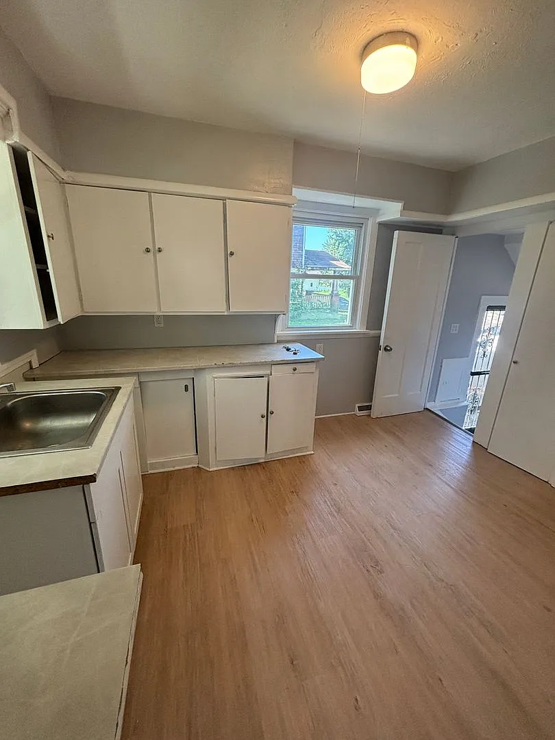 3bd Single Section 8/Cash Pay — Photo 3