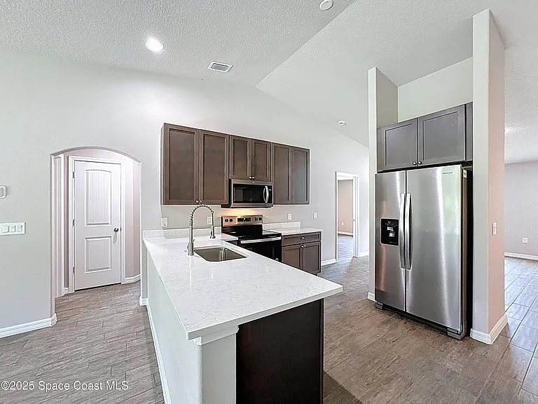 144 Roosevelt St — Photo 10