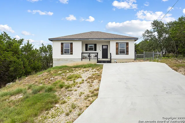 3 bed, 2.0 bath, 1240 sqft, $1,650 — Photo 1