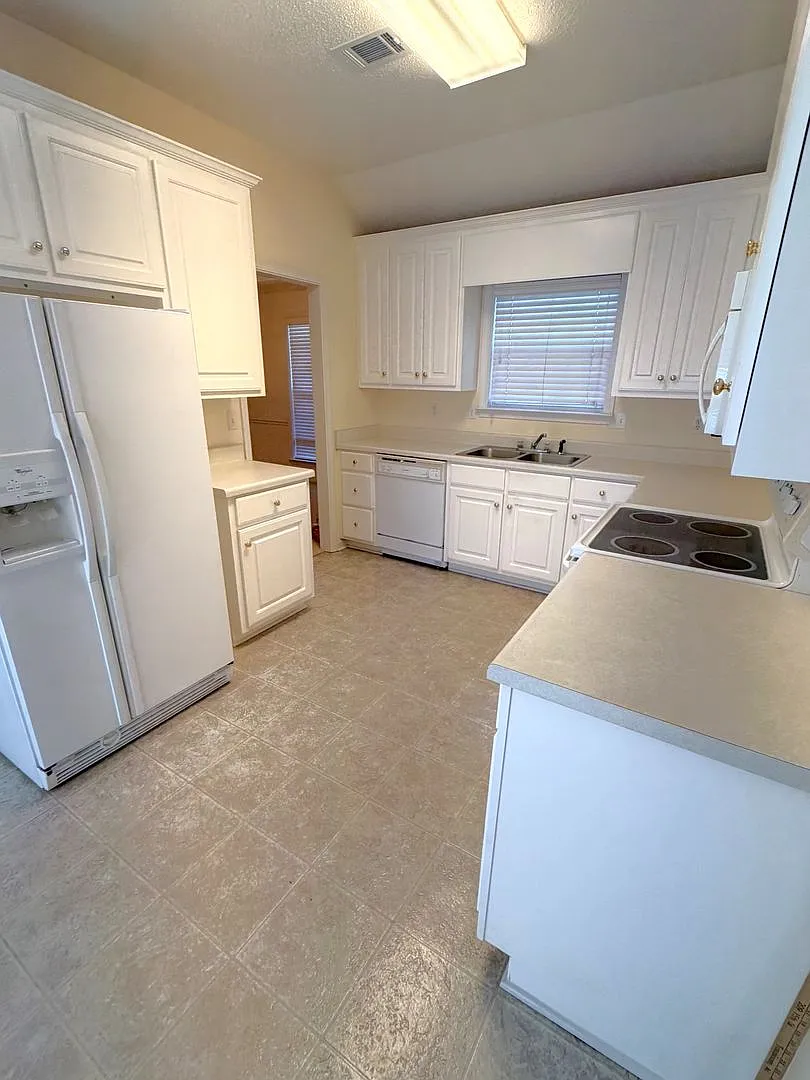 4 bedroom 2 bath house on large lot — Photo 2