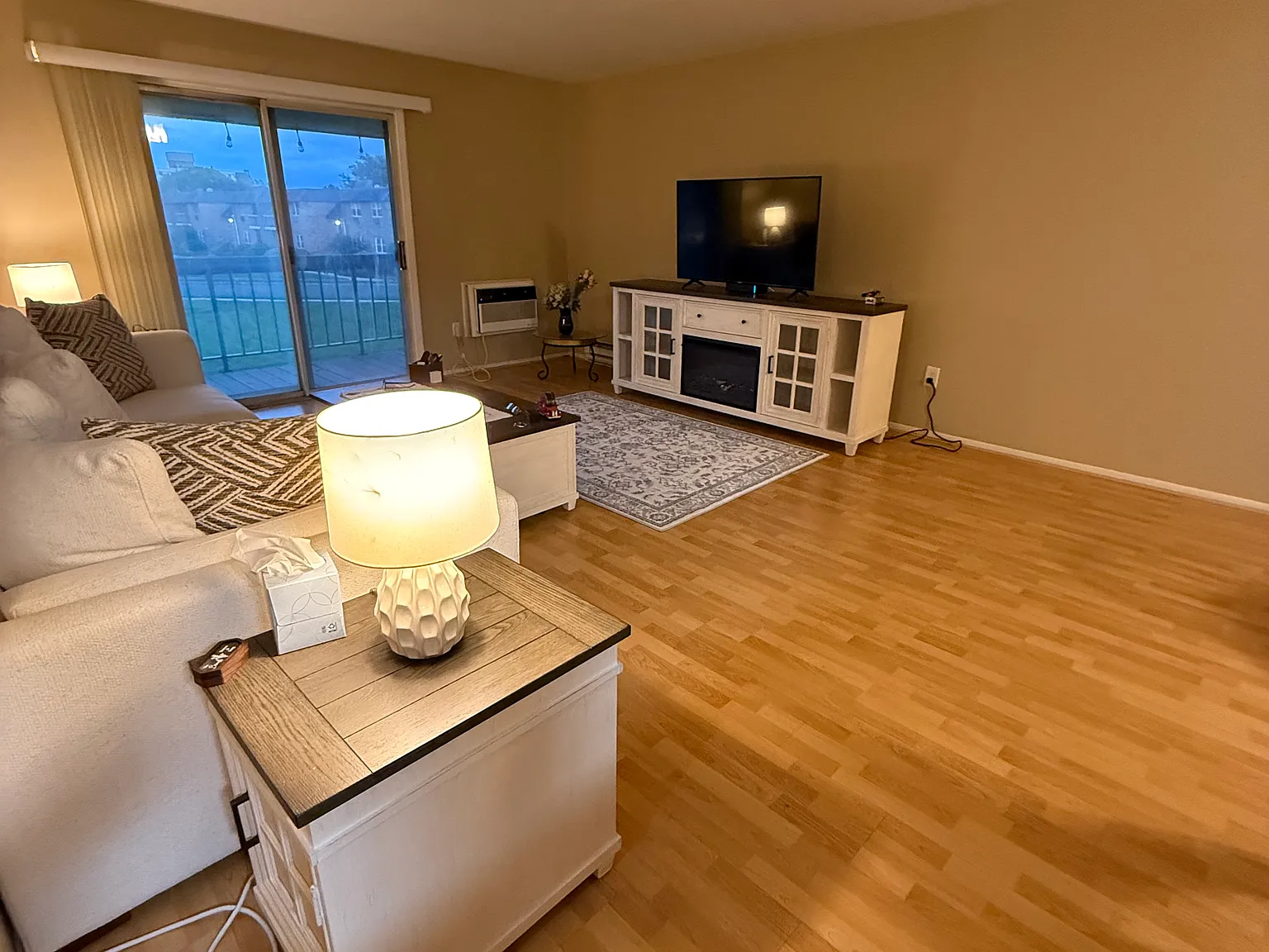 1 bed, 976 sqft, $1,950 — Photo 3