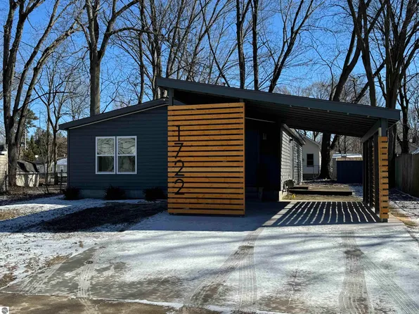 1722 Suncrist St, Midland, MI 48640