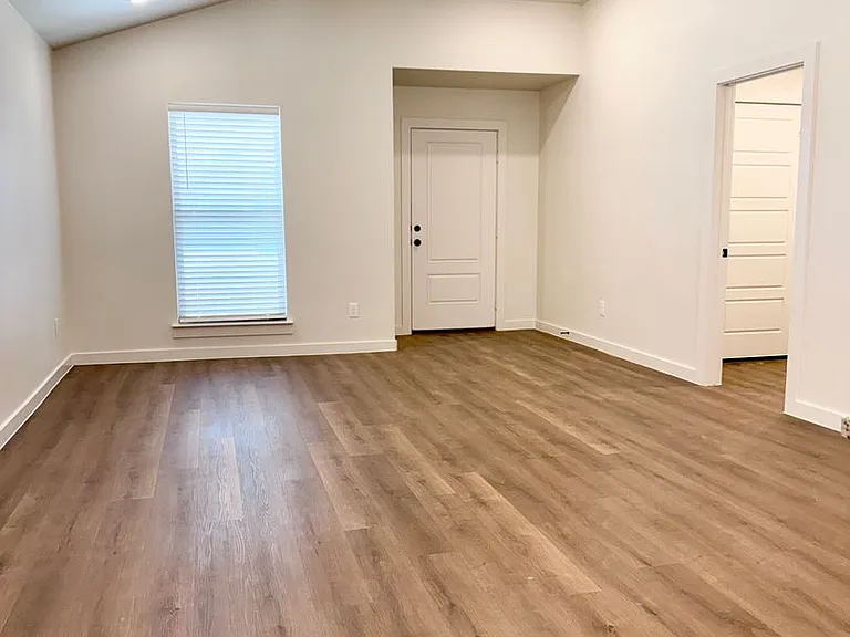 2143 Langford Ave — Photo 3