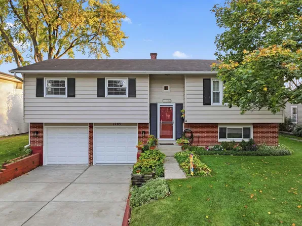 1205 E Ironwood Dr, Mount Prospect, IL 60056