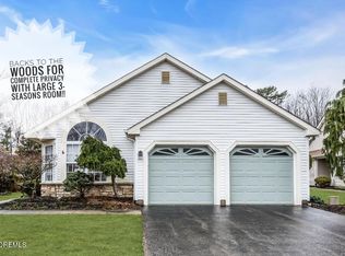 30 Strawberry Lane, Lakewood, NJ 08701