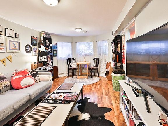 3rd image of 1121 N Winchester Ave