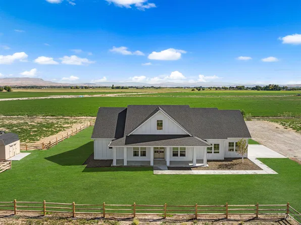 9825 Mayberry Ln, Emmett, ID 83617