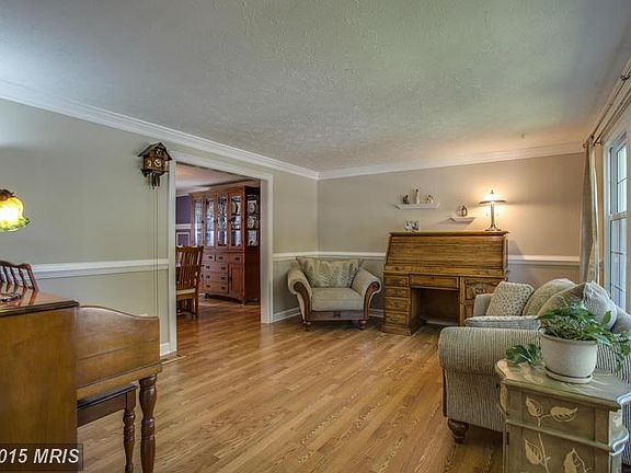 Hardwood floors and crown molding-awesome!