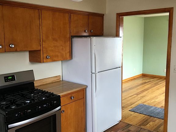 3rd image of 685 15th St SE