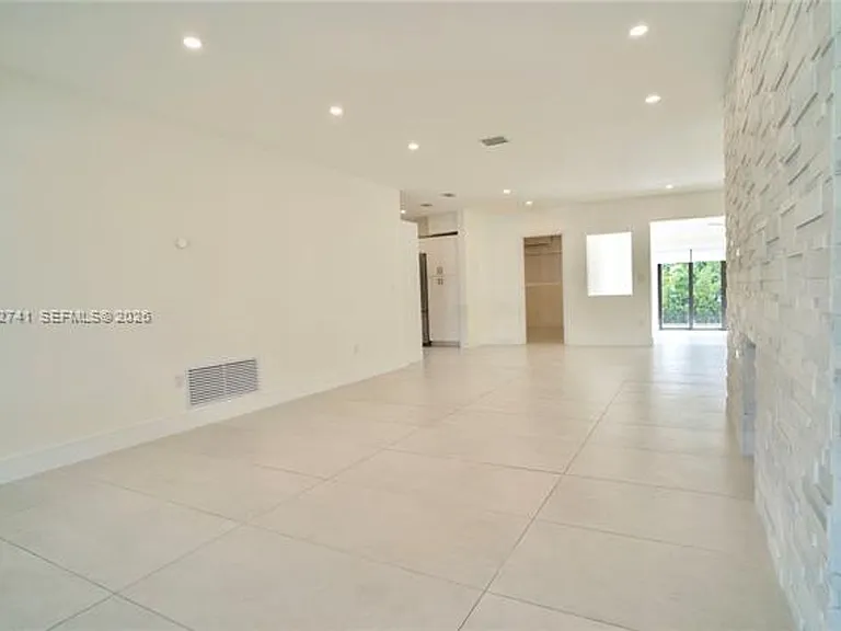8811 Carlyle Ave — Photo 9