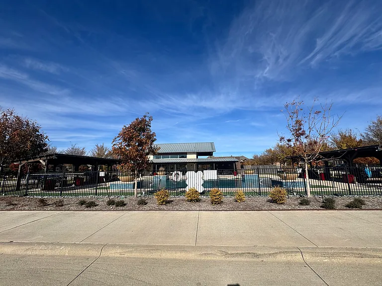 15609 Canyon Rdg — Photo 31