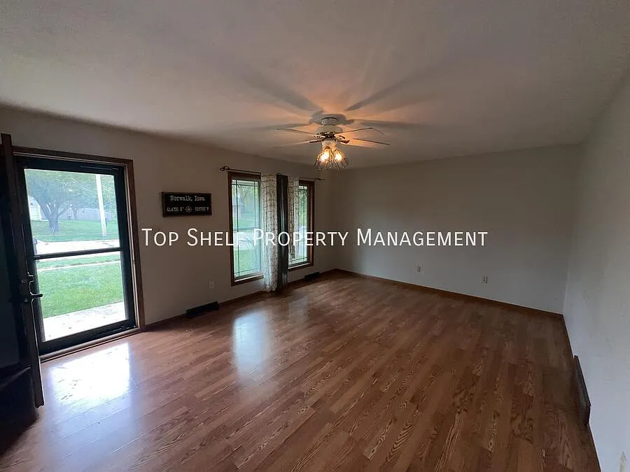 4 bed, 1510 sqft, $2,195 — Photo 2