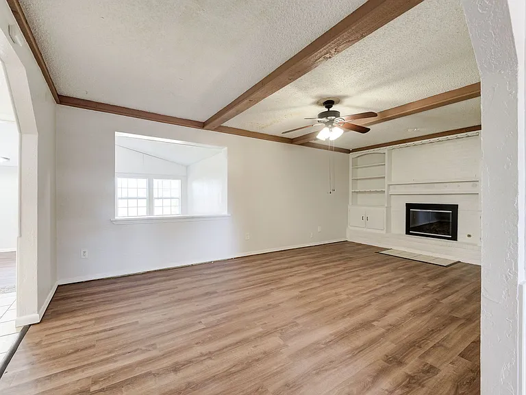 1009 NE 6th St — Photo 5
