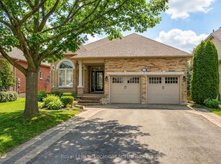 727 Madeline Hts N, Newmarket, ON L3X 2J6