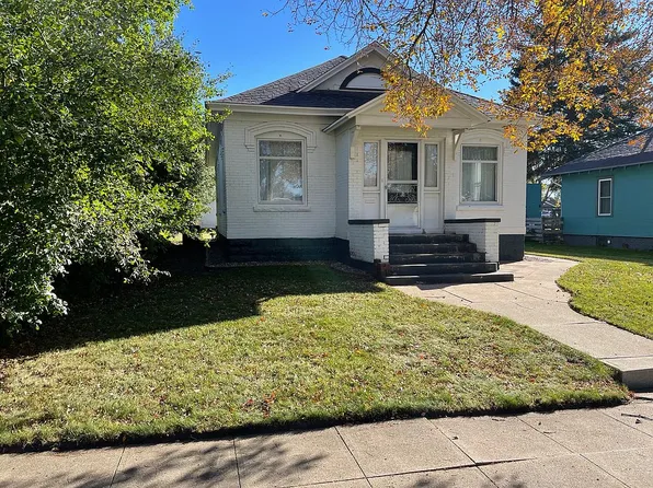 406 3rd St NE, Watertown, SD 57201