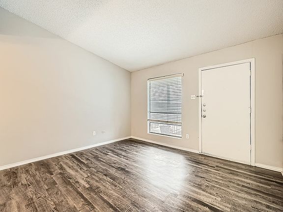500 E Loop 820 709 - Web Quality - 002 - 03 Living Room