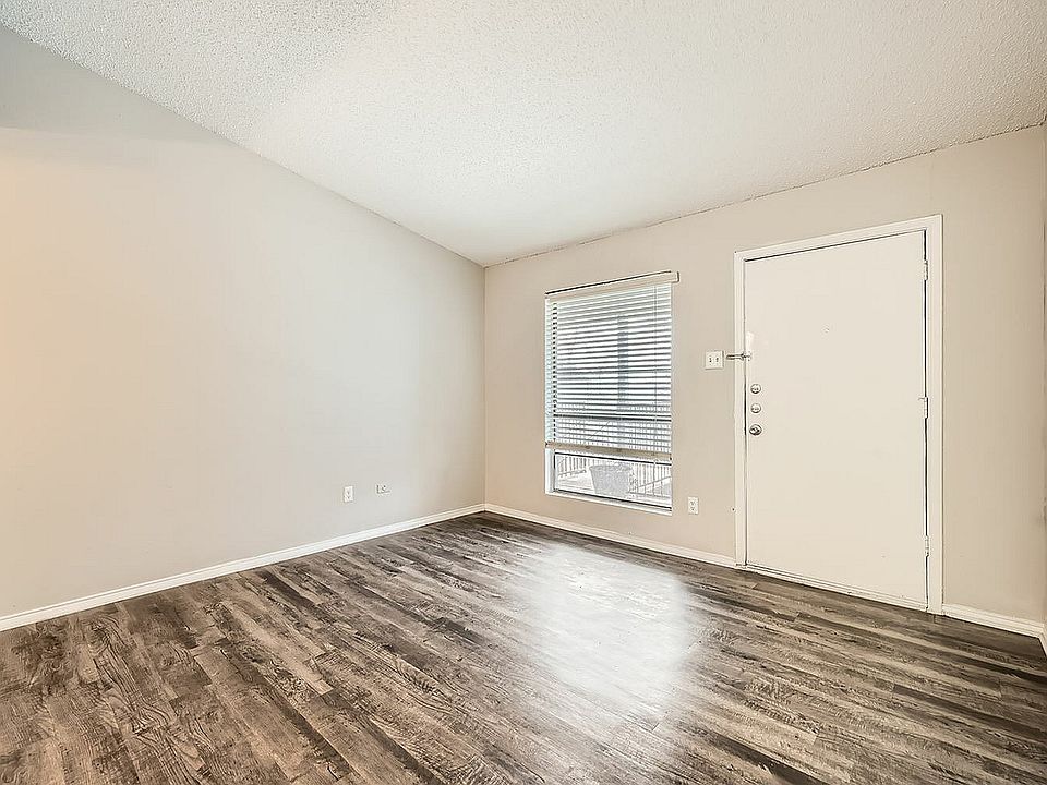 500 E Loop 820 709 - Web Quality - 002 - 03 Living Room