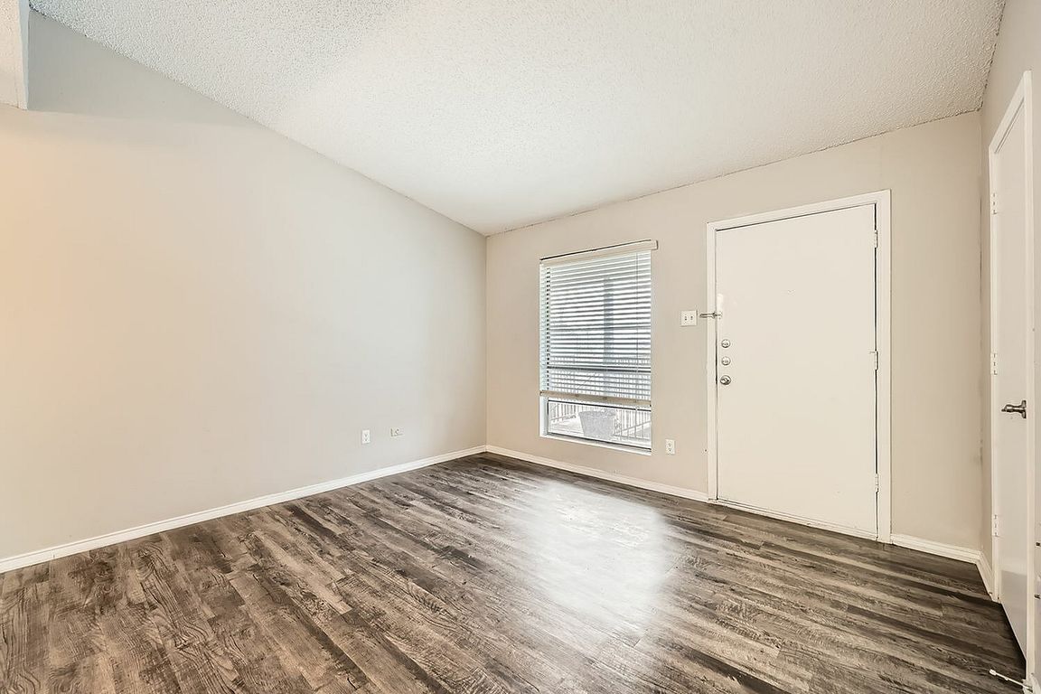 500 E Loop 820 709 - Web Quality - 002 - 03 Living Room