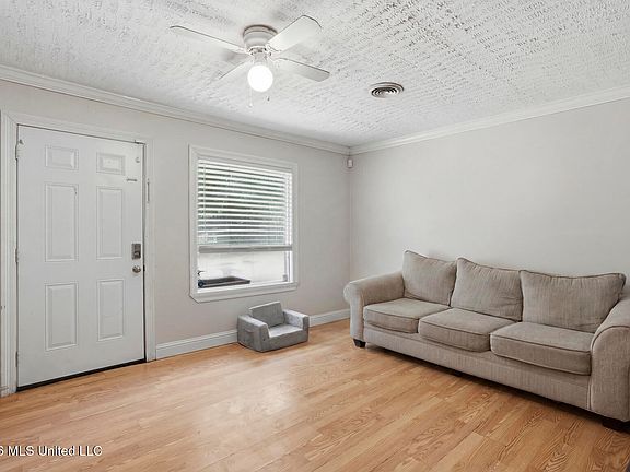 5th image of 211 Baugh St