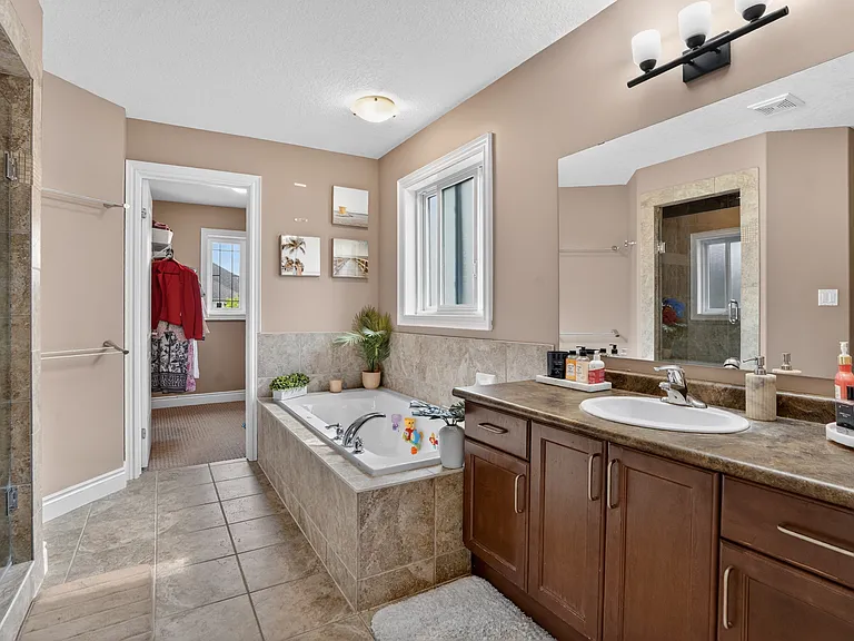 2200 Dogwood Cres — Photo 39