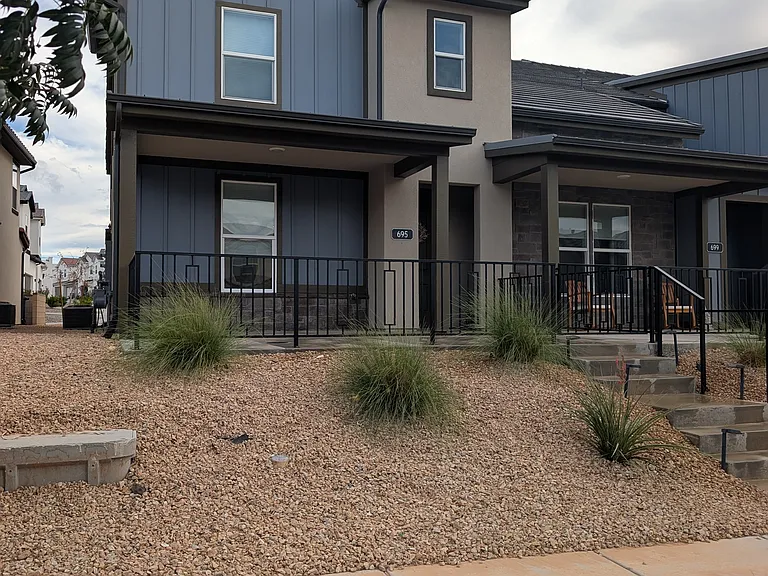 695 W Claystone Dr — Photo 2