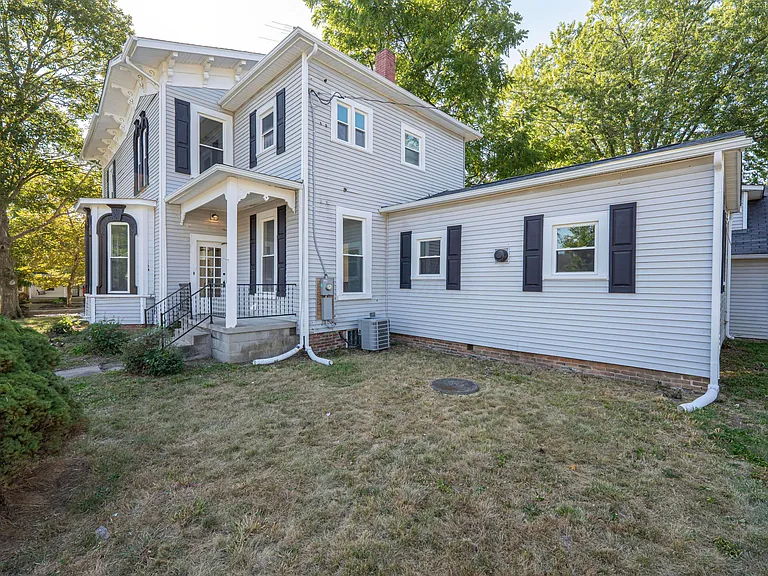 150 N Oak St — Photo 3