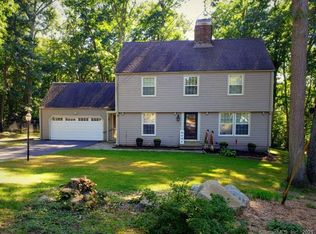 8 N Glenwoods Rd, Gales Ferry, CT 06335