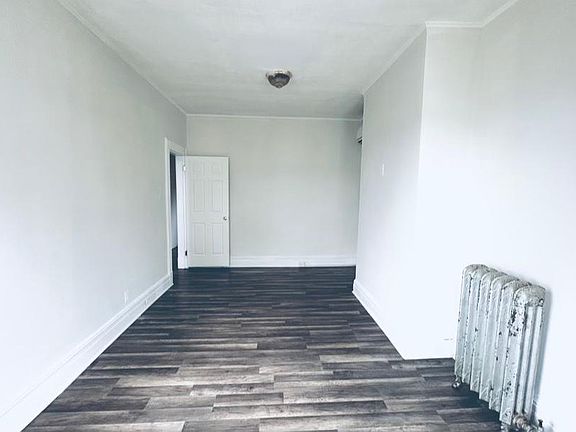 3rd image of 13 McDougall St Floor 1