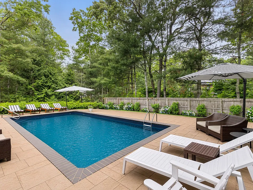 35 Montauk Blvd