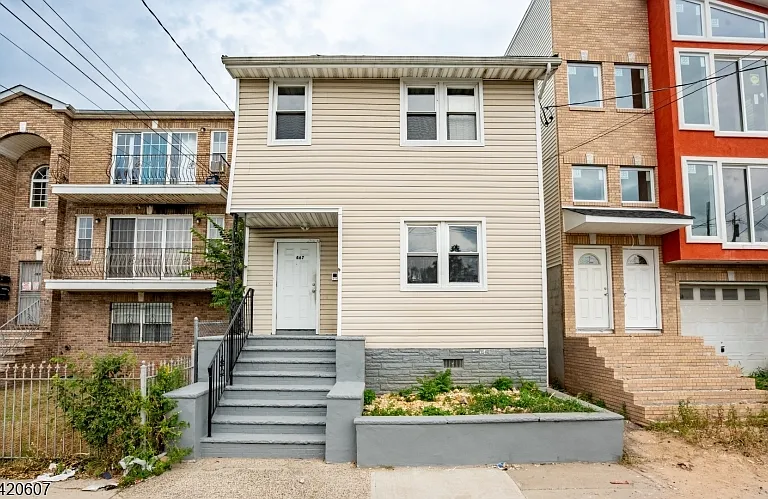 467 Hawthorne Ave #2 — Photo 1