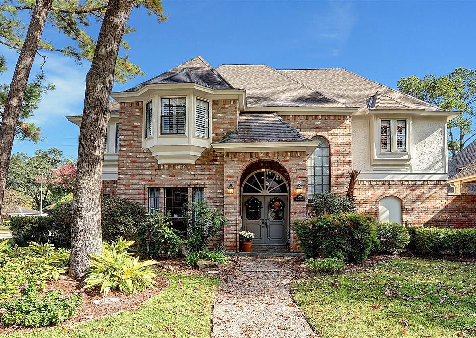 Traditional five bedroom with soaring ceilings & open floor plan