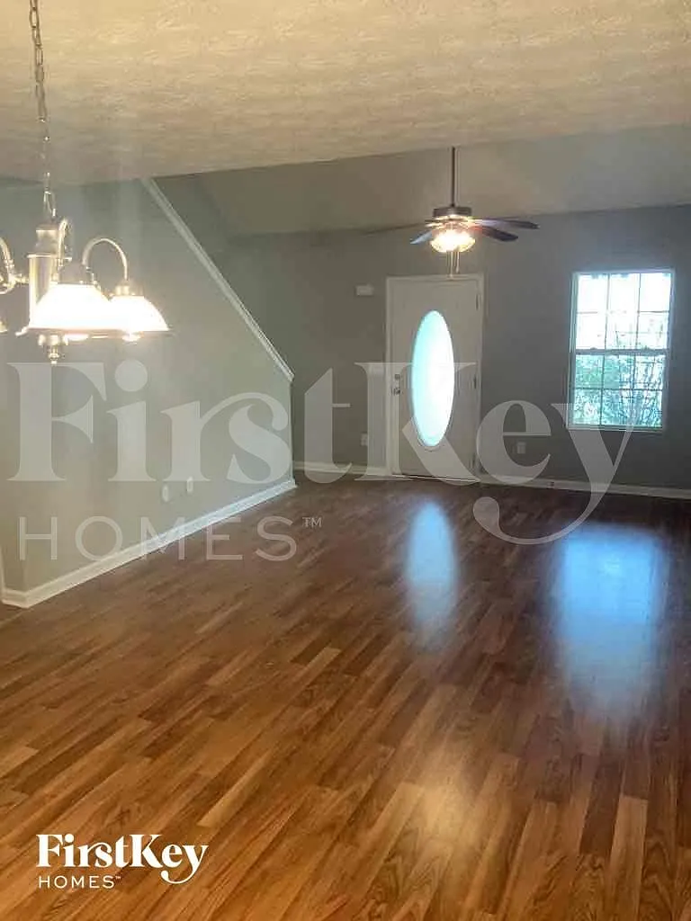 4 bed, 2.0 bath, 1572 sqft, $1,825 — Photo 2