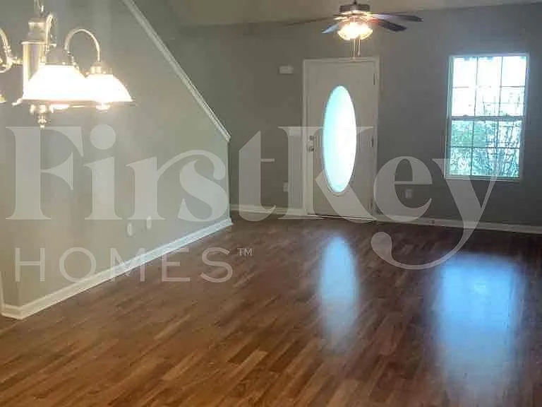 130 Cobblestone Dr — Photo 2