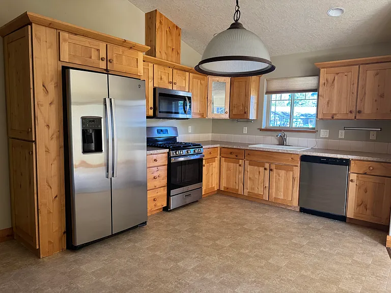 555 SW Fairway Ct — Photo 2