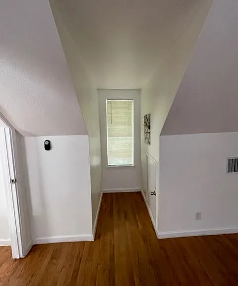 208 Medina St — Photo 14