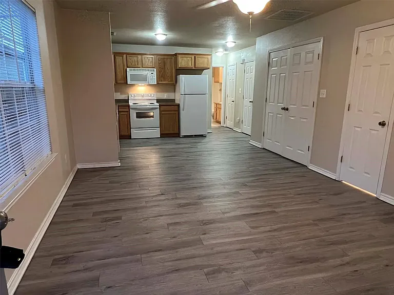 1702 E Mulberry St — Photo 3