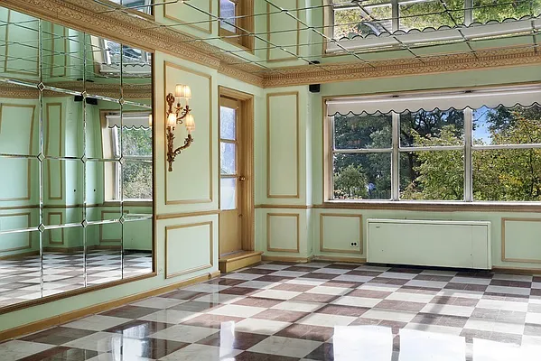 Sold by Sloane Square | media 20