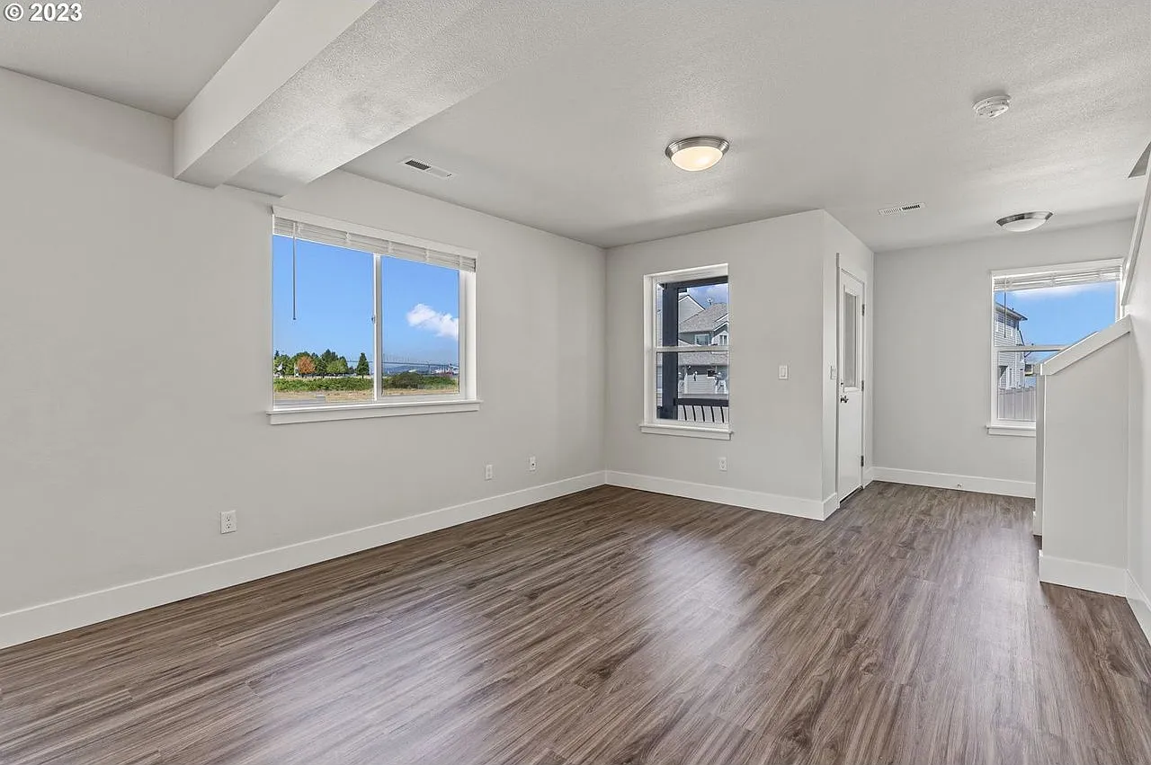 3 bed, 2.0 bath, 1332 sqft, $2,300 — Photo 4