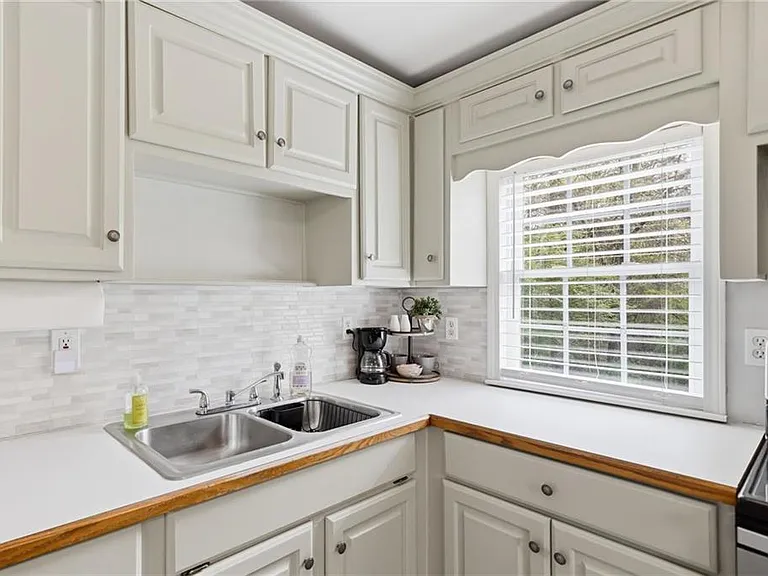 1817 Hardman Ln — Photo 9