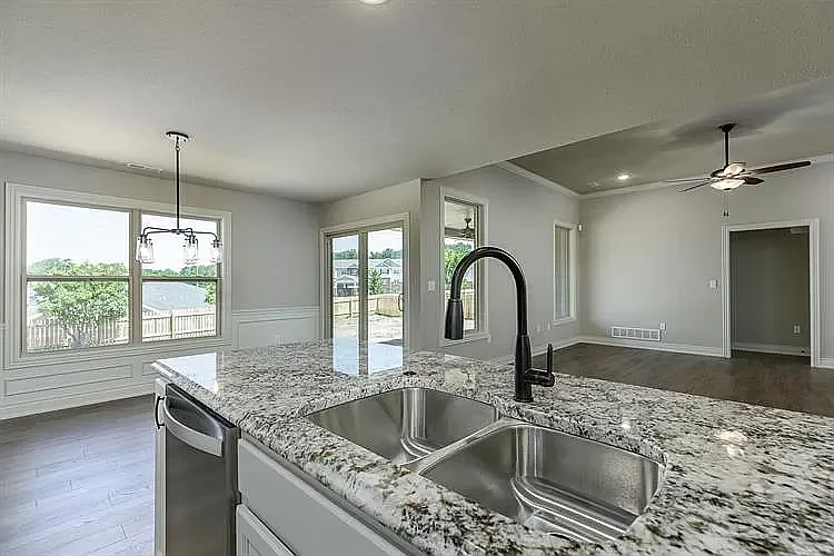 1905 Kenilworth Dr — Photo 10